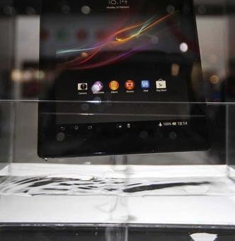 O Xperia Z desafia padrões com design de faces chapadas e cantos retos.(foto: Gustau Nacarino/Reuters) O Xperia Z desafia padrões com design de faces chapadas e cantos retos.(foto: Gustau Nacarino/Reuters)
