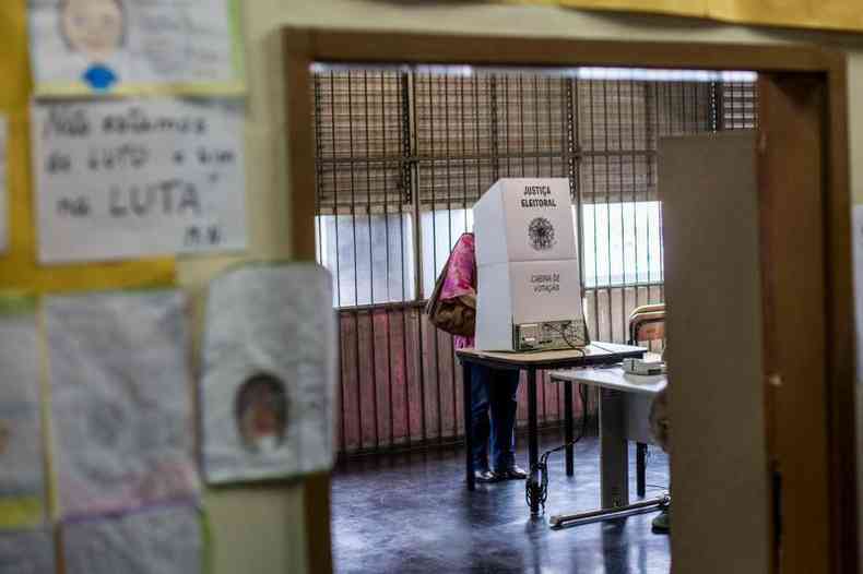Mulher vota no Rio de Janeiro durante o segundo turno das eleies presidenciais em 28 de outubro de 2018