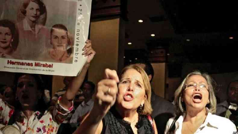 Protesto de mulheres com a fotografia das irms Mirabal