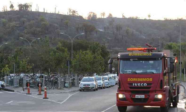 A reserva comeou a queimar no incio da tarde e o combate ao incndio durou mais de duas horas e meia, demandando 50 mil litros de gua (foto: Tlio Santos/EM/DA Press)