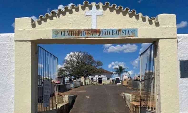 Entrada do Cemitrio So Joo Batista, em Arax