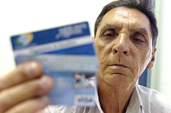 Mesmo aposentado, Antonio Passos não pode deixar o emprego(foto: Jackson Romanelli/EM/D.A Press %u2013 21/12/10) Mesmo aposentado, Antonio Passos não pode deixar o emprego(foto: Jackson Romanelli/EM/D.A Press %u2013 21/12/10)