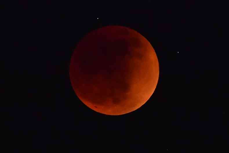 Vermelho sangue na lua eclipsada em Montebello, na Califrnia
