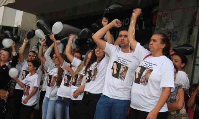 Manifestantes usaram camisas brancas, em sinal de paz, e pretas, demonstrando o luto pelas vtimas(foto: Jairo Chagas/Divulgao)