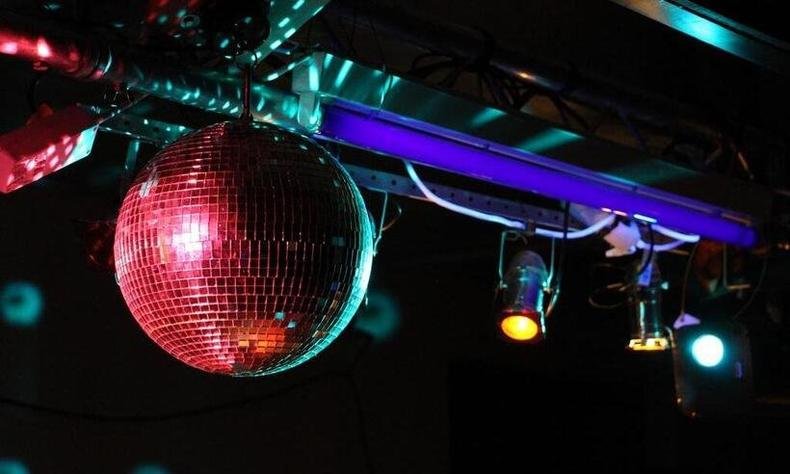 Festa em boate atrai jovens para a vacinação(foto: PxHere) Festa em boate atrai jovens para a vacinação(foto: PxHere)