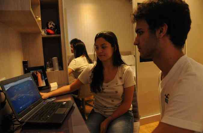 O casal de namorados Gabriela e lvaro passou o dia na frente do computador  espera do resultado e ainda enfrentou congestionamento na pgina(foto: Cristina Horta/EM/D.A.Press)