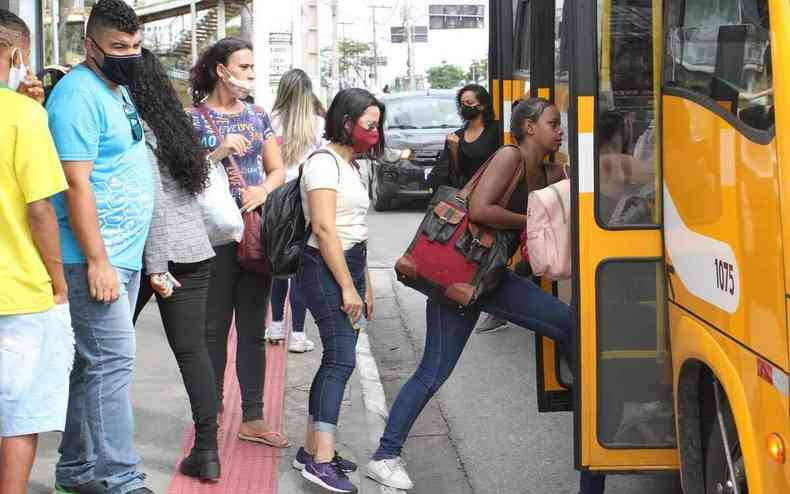 Passageiros entram em ônibus