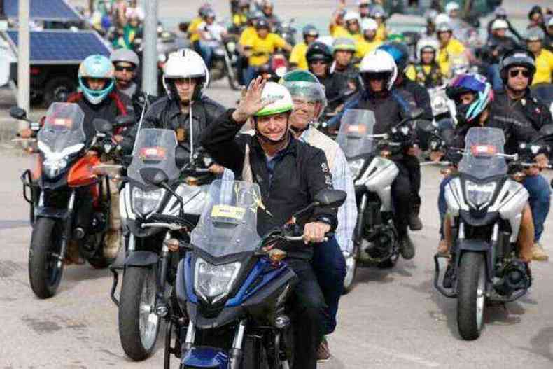 Bolsonaro em um de seus passeios de moto, no Rio de Janeiro, em maio (foto: Alan Santos/PR - 23/5/21)