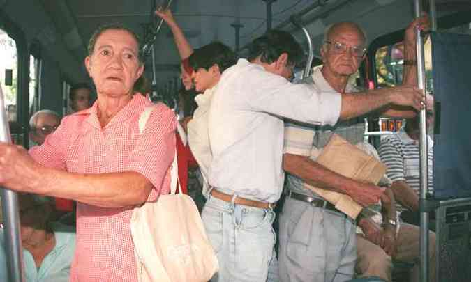 Mesmo com a reserva de assentos preferenciais, muitos idosos ainda viajam em p dentro dos nibus(foto: Renato Weil/Estado de Minas)