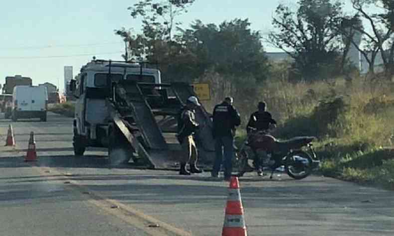 A Polcia Militar Rodoviria fez a remoo da motocicleta no incio da manh