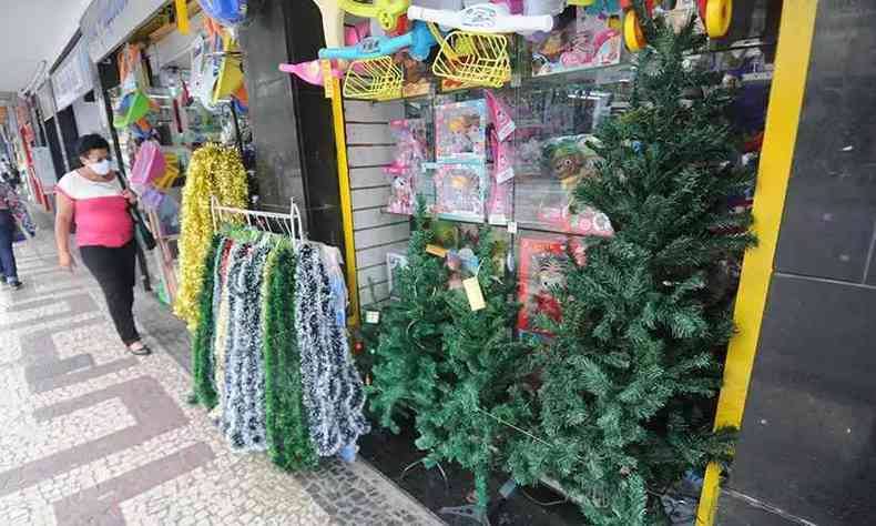 Decorao natalina em loja no Centro de Belo Horizonte (foto: Leandro Couri/EM/D.A Press)