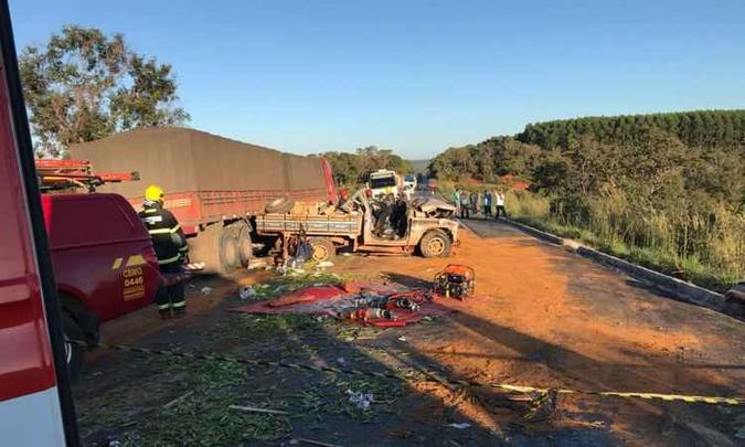 Caminhonete ficou completamente destruída com impacto da colisão(foto: Corpo de Bombeiros/Divulgação) Caminhonete ficou completamente destruída com impacto da colisão(foto: Corpo de Bombeiros/Divulgação)