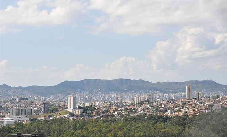 Vista da Serra do Curral a partir do Bairro Engenho Novo, em BH