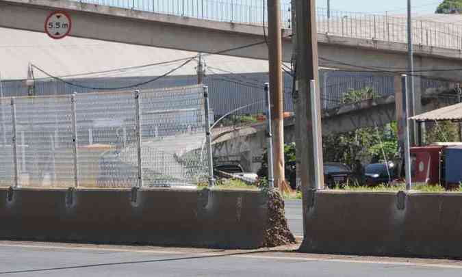 Telas metlicas so fixadas pela Via 040: no ano passado, 18 pedestres morreram atropelados no Anel(foto: Paulo Filgueiras/EM/D.A Press)