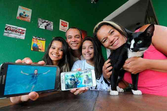 A famlia de Vilaa embarcou para Porto Seguro: Brbara, Wellington, Cassa e Patrcia eternizaram momentos divertidos nos celulares e, na volta, mataram saudade do gato James Brown(foto: Beto Novaes/EM/D.A Press)