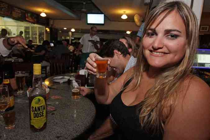 Juliana Cavalcanti, 28, conta que passou a apreciar a bebida  medida em que o mercado foi ampliando a variedade de rtulos(foto: Roberto Ramos/DP/D.A Press)