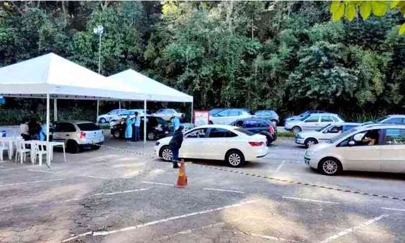 Drive-thru no ptio da prefeitura: hoje, vacina ser oferecida das 9h s 16h (foto: Prefeitura de Itabira/Divulgao)