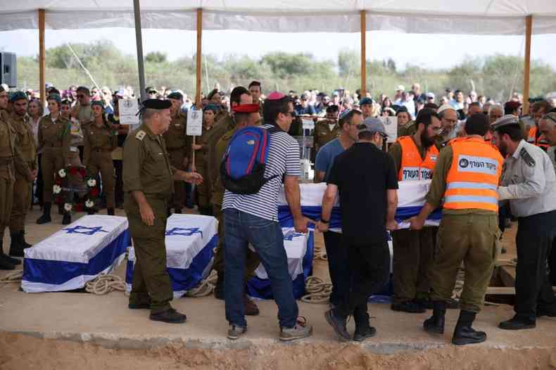 Centenas de pessoas no velrio de uma famlia israelense que teve cinco pessoas mortas em ataque a um kibutz