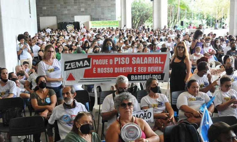 Centenas de servidores da rede estadual de ensino se aglomeram próximos à Assembleia Legislativa de Minas Gerais com cartazes pedindo pagamento do piso salarial da categoria