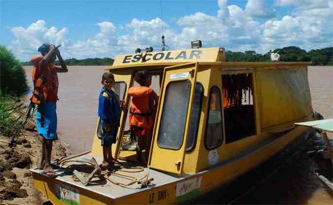 Transporte sai da Ilha da Capivara e vai at Pedras de Maria da Cruz: ponto de embarque depende do rio(foto: Luiz Ribeiro/DA Press,)