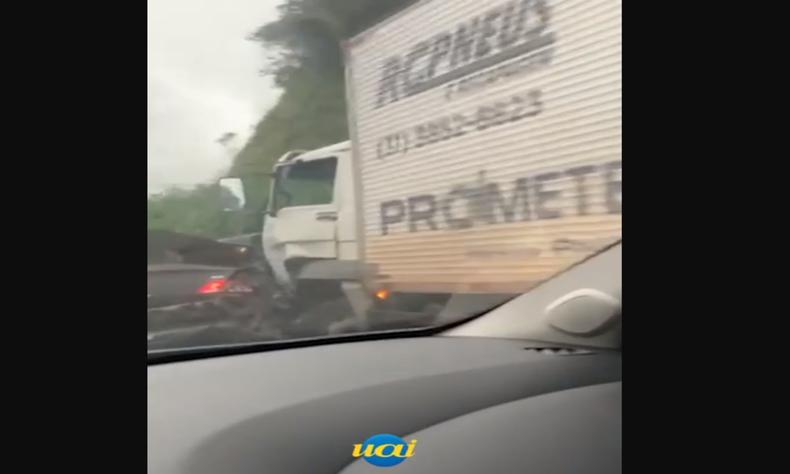 Imagem de uma batida na BR-381 entre carro e caminho