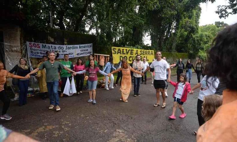 Manifestantes do as mos em frente a Mata do Jardim Amrica em manifestao contra corte de rvores no local