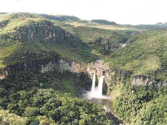 Vista area do Salto do Rio Preto, na Chapada dos Veadeiros: questo jurdica deixou rea de 170 mil hectares que fazia parte do parque nacional sem proteo legal(foto: PAULO DE ARAJO/CB/D.A PRESS)