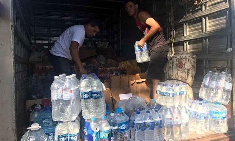 Entre os produtos doados est�o alimentos e itens de higiene pessoal (foto: Servas/Divulga��es)