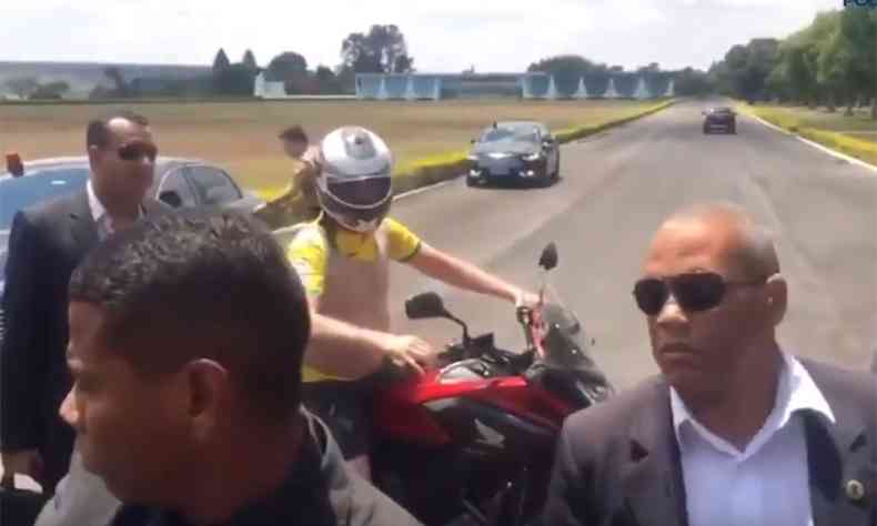 Bolsonaro respondeu a ciclista que perguntou sobre o ex-assessor do filho Flvio(foto: Reproduo da internet/Youtube)