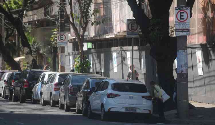 Estacionamento rotativo em rua da capital.
