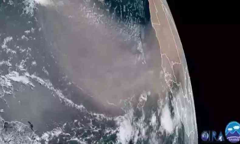 Imagens capturadas por satlites mostra que a mancha marrom vai da frica at o Caribe (foto: Cira/ reproduo)
