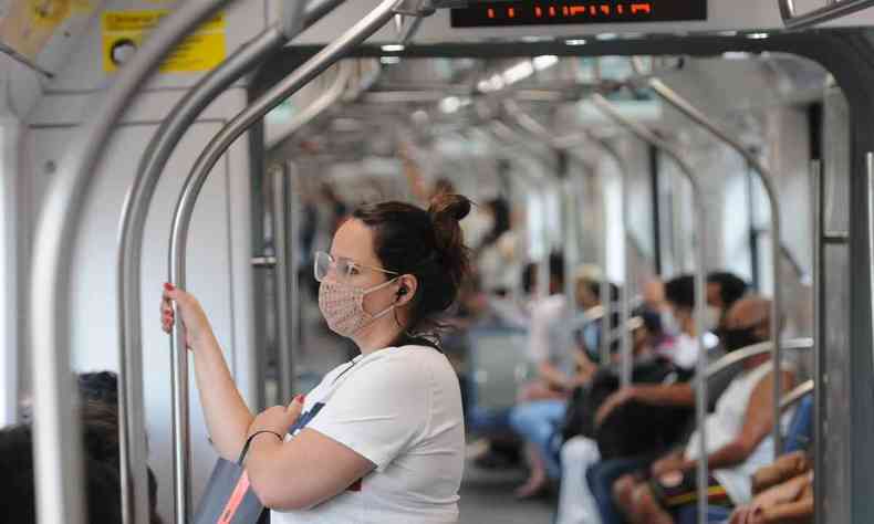 Pessoa no metr com mscara