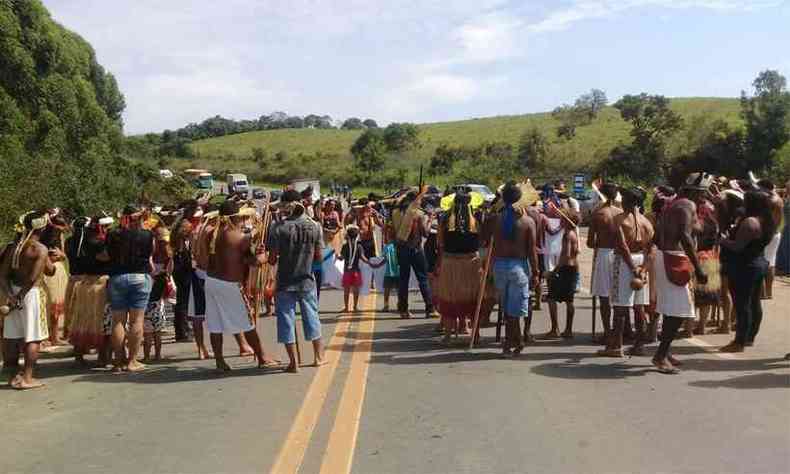 Em Caldas, no Sul de Minas Gerais, indgenas fecharam a BR-459(foto: Polcia Rodoviria Federal/Divulgao)