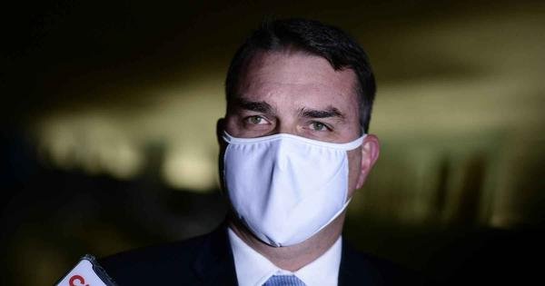 Flávio diz que Bolsonaro foi intubado por 'precaução' - Vimarsana News