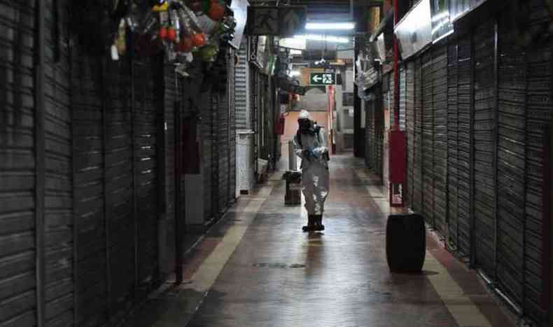 Militares vo trabalhar durante toda a noite no Mercado Central(foto: Tlio Santos/EM/D.A Press)