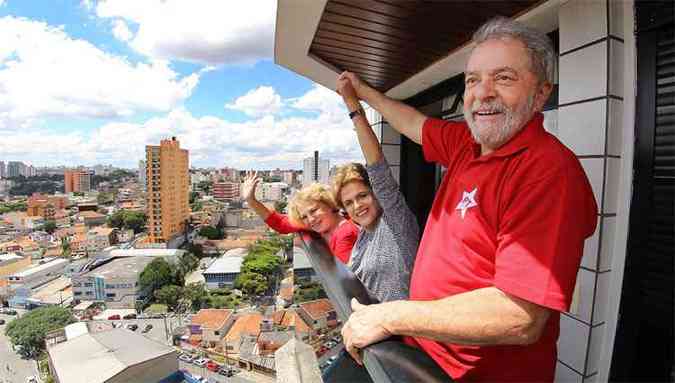 Dilma e Lula e dona Marisa na sacada do apartamento onde Lula mora em So Bernardo do Campo, em So Paulo, durante reunio nesse sbado (5)(foto: Ricardo Stuckert/ Instituto Lula )