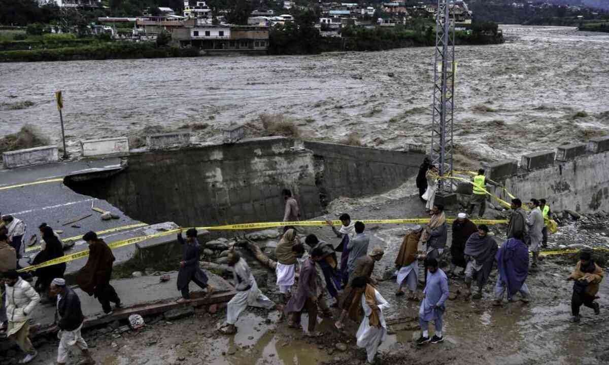  Paquistão, que chora por mil mortos, se prepara para novas inundações 