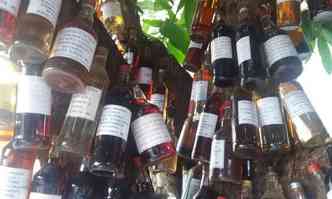 Colecionador pendurou garrafas em mangueiras em loja de azulejos(foto: Luiz Ribeiro/EM/DA Press)