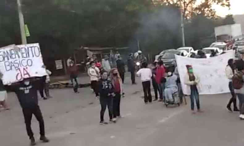 Manifestantes na rodovia LMG-806(foto: Reproduo/Redes Sociais)