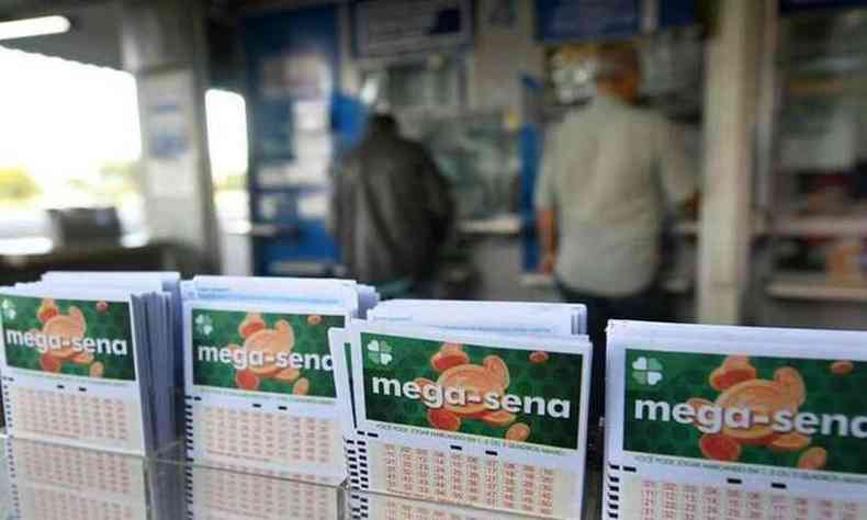 Mega-Sena est acumulada a 10 rodadas. Quem ganhar leva pra casa o valor de R$ 100 milhes(foto: Ed Alves/CB/D.A Press)