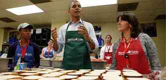 Presidente Barack Obama adiou reunião no Congresso e visitou organização que cuida de famílias carentes, onde preparou sanduíches(foto: Kevin Lamarque/Reuters)