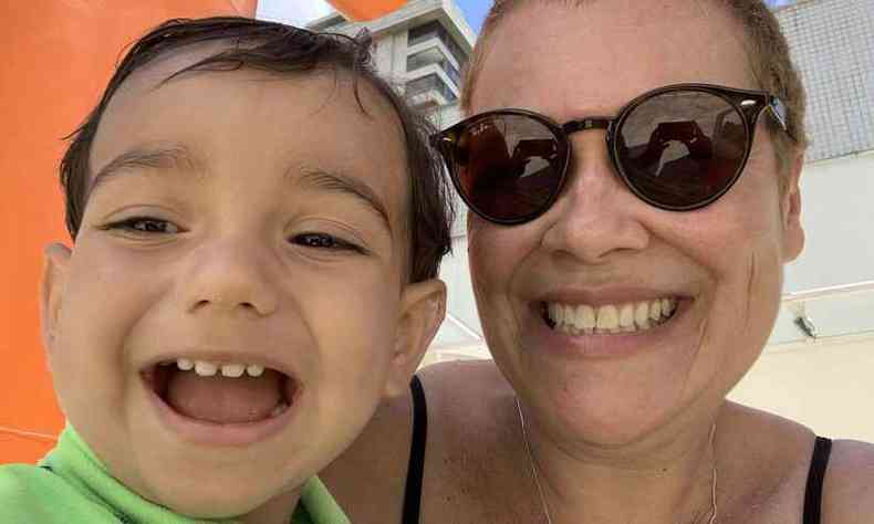 A professora Roberta Guimares de Mendona tambm venceu um cncer e segue de bem com a vida ao lado do neto Rodrigo(foto: Arquivo Pessoal)
