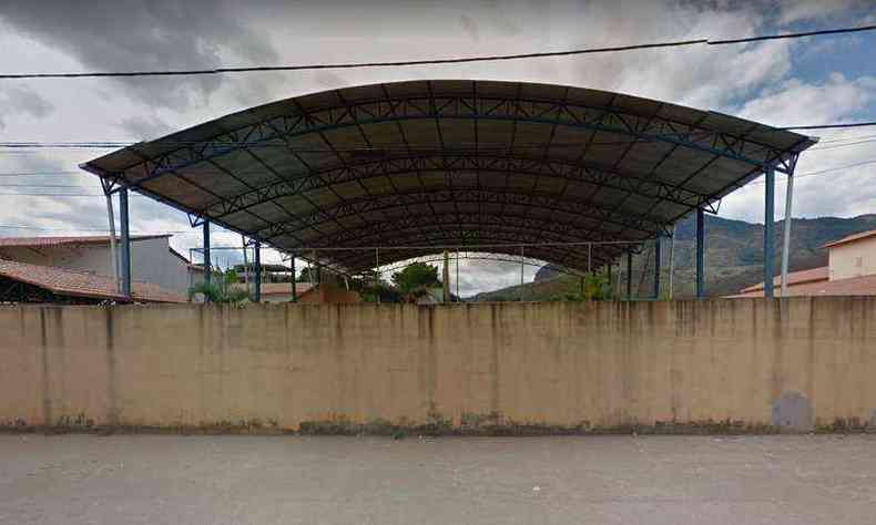 Adolescente foi assassinado em quadra de uma escola em Governador Valadares(foto: Google Street View/Reproduo)
