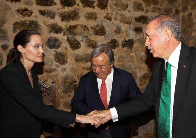 Angelina Jolie cumprimenta o presidente turco, Recep Tayyip Erdogan(foto: AFP PHOTO / HANDOUT / PRESIDENTIAL PRESS )
