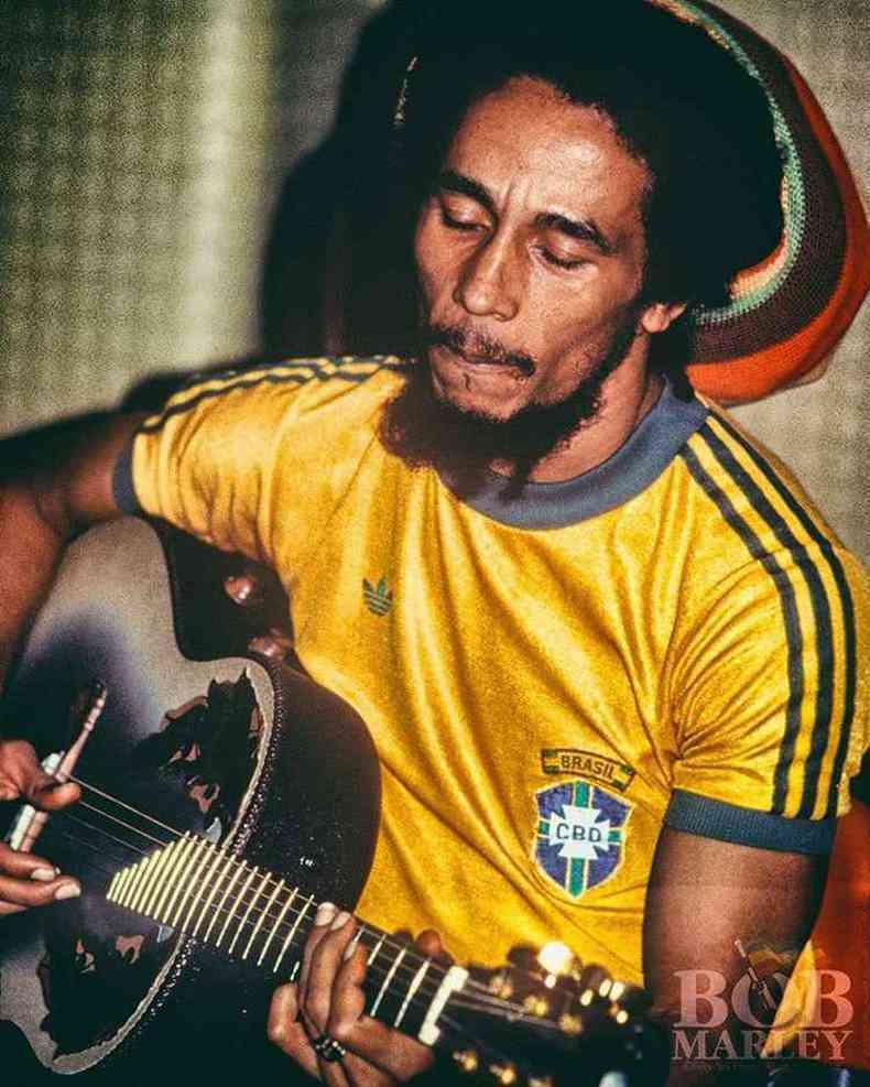 Torcedor apaixonado da seleção tricampeã do mundo, Bob Marley foi convidado a participar do lançamento da gravadora Ariola no Brasil(foto: Acervo Bob Marley)