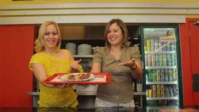 As irms Cynthia e Thyssiana apostaram em uma loja de espetinhos para abrir o primeiro negcio(foto: Cristina Horta/EM/D.A Press)