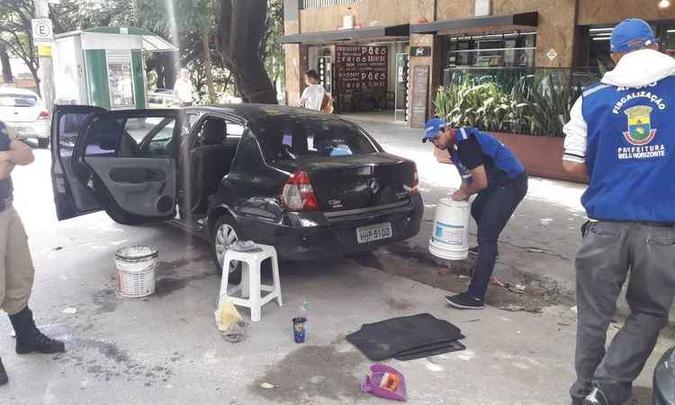 O material usado pelos flanelinha para lavar carros foram apreendidos(foto: Divulgação Polícia Militar) O material usado pelos flanelinha para lavar carros foram apreendidos(foto: Divulgação Polícia Militar)