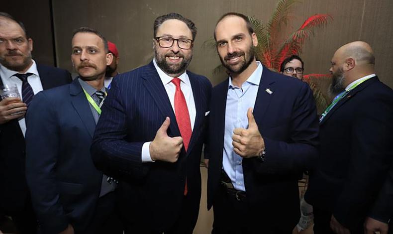 Miller e Eduardo Bolsonaro fazem gesto de 'positivo'