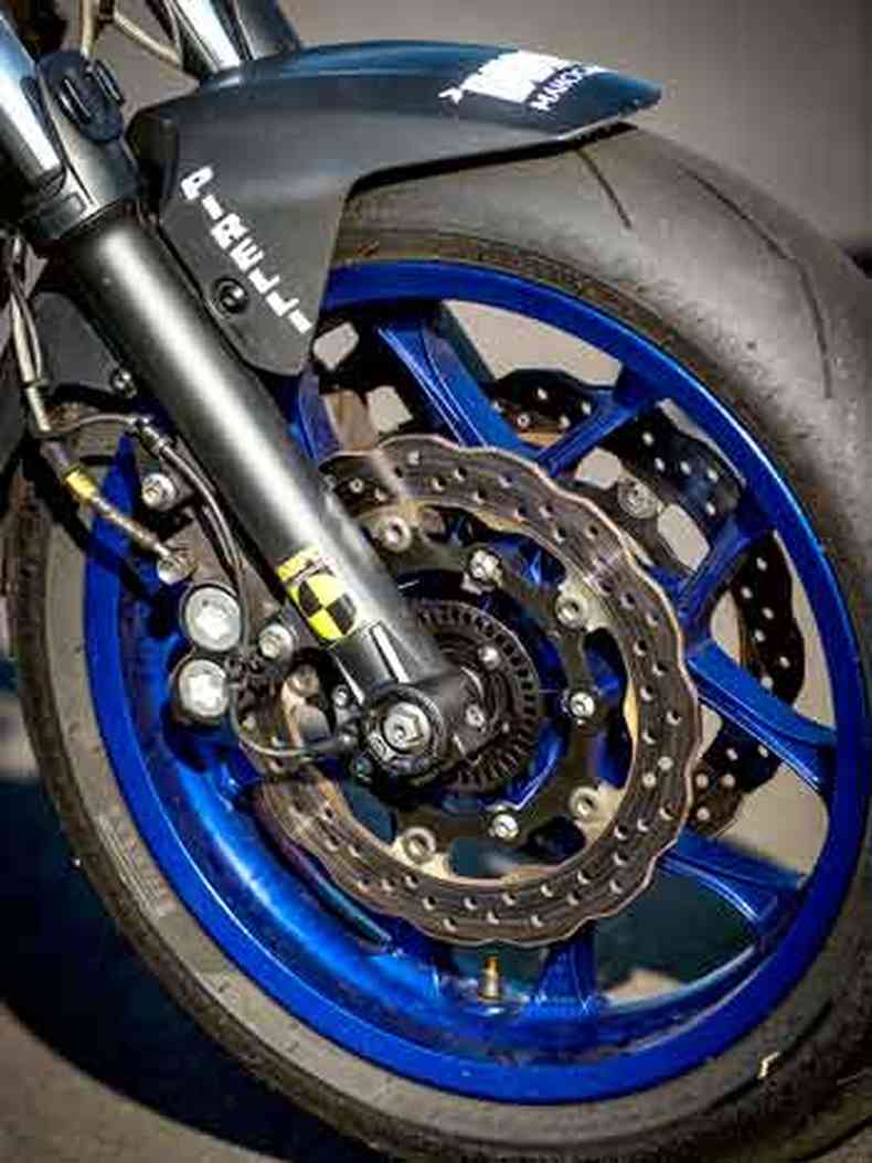As rodas, caladas com pneus de competio, so da R1M(foto: Gustavo Epifnio/Yamaha/Divulgao)