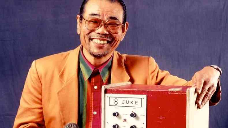 Daisuke Inoue e sua inveno, a Juke 8, uma espcie de jukebox com microfone que deu origem ao karaok(foto: Arquivo pessoal/Daisuke Inoue/The Apprendix)